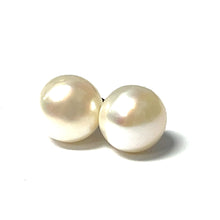 Load image into Gallery viewer, Pearly Stud Earrings