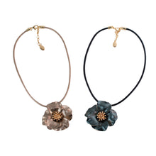 Load image into Gallery viewer, Perfect Little Flower Necklace