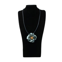 Load image into Gallery viewer, Perfect Little Flower Necklace