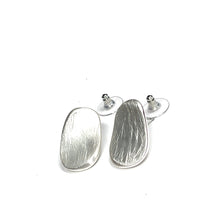 Load image into Gallery viewer, Flat Front Elegant Stud Earring
