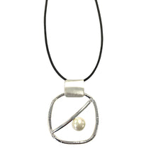 Load image into Gallery viewer, Assertive Pearl Short Necklace

