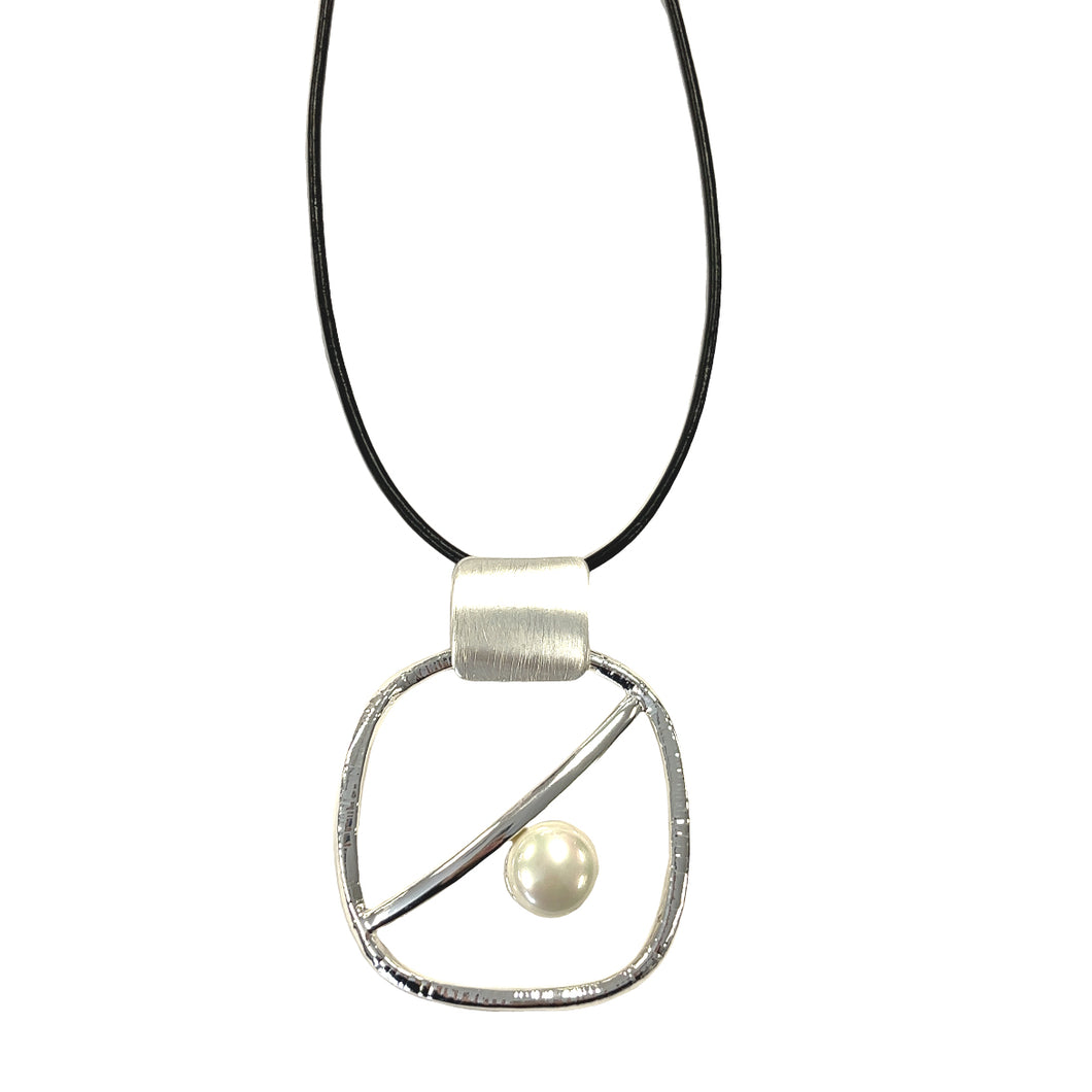 Assertive Pearl Short Necklace