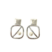 Load image into Gallery viewer, Assertive Pearl Earrings
