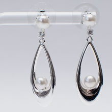 Load image into Gallery viewer, Long Oval Drop Pearl Earrings
