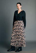 Load image into Gallery viewer, Diamond Touch Rhinestone Button Pointed Blouse
