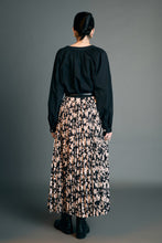 Load image into Gallery viewer, Diamond Touch Rhinestone Button Pointed Blouse
