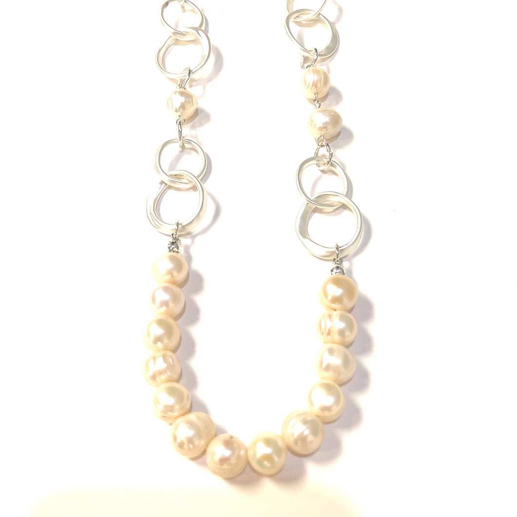 Many Pearls & Brushed Circle Long Necklace